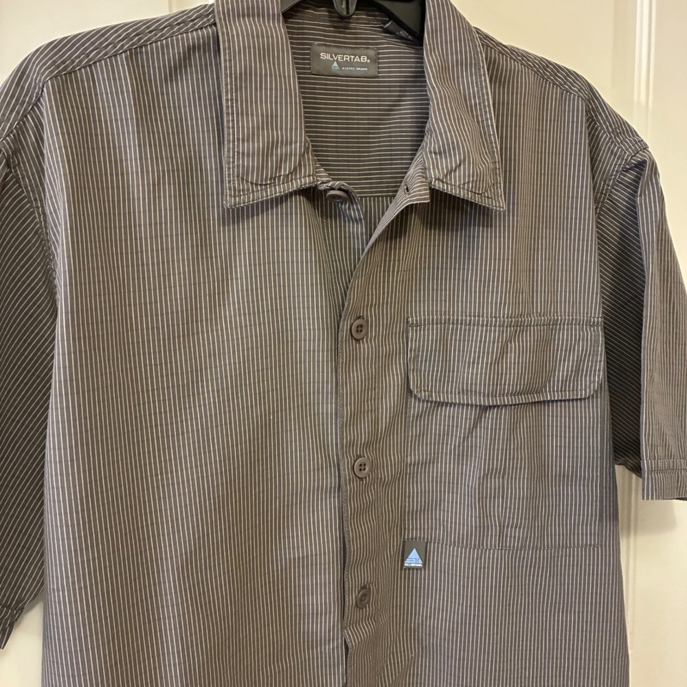 Silvertab Men's Gray Striped Short Sleeve Y2K Button Up Shirt Size Medium Cotton